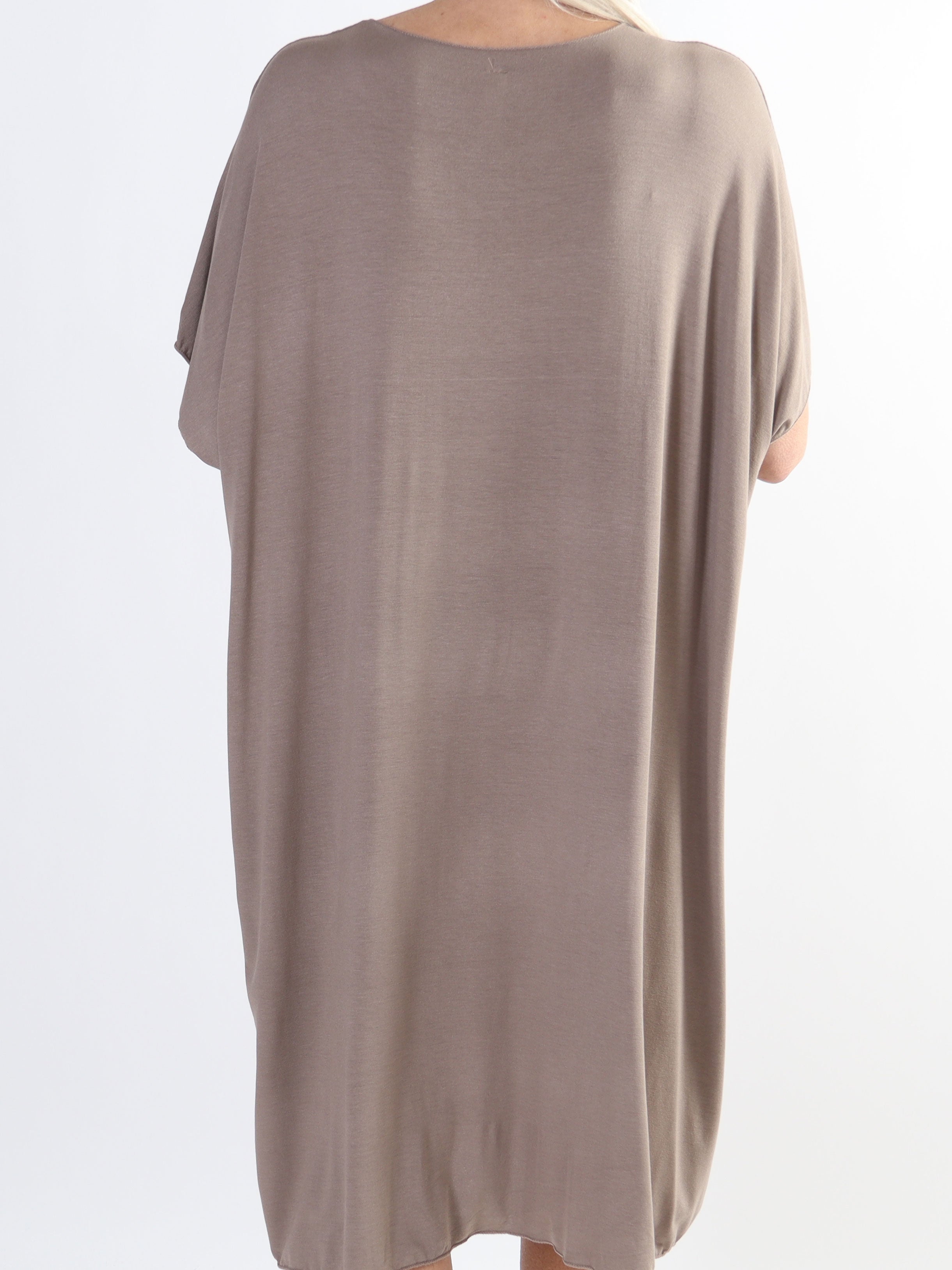 Ellen - T-shirtklänning i viskos med guldtryck i plusstorlek